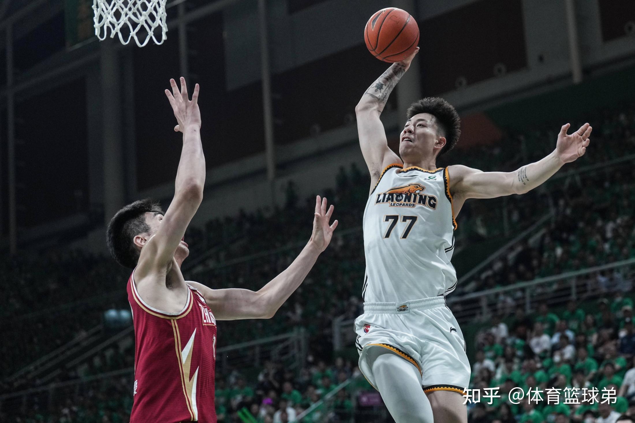 今晨西甲焦点战，广厦男篮防线松动，悬念犹存，更衣室氛围转暖