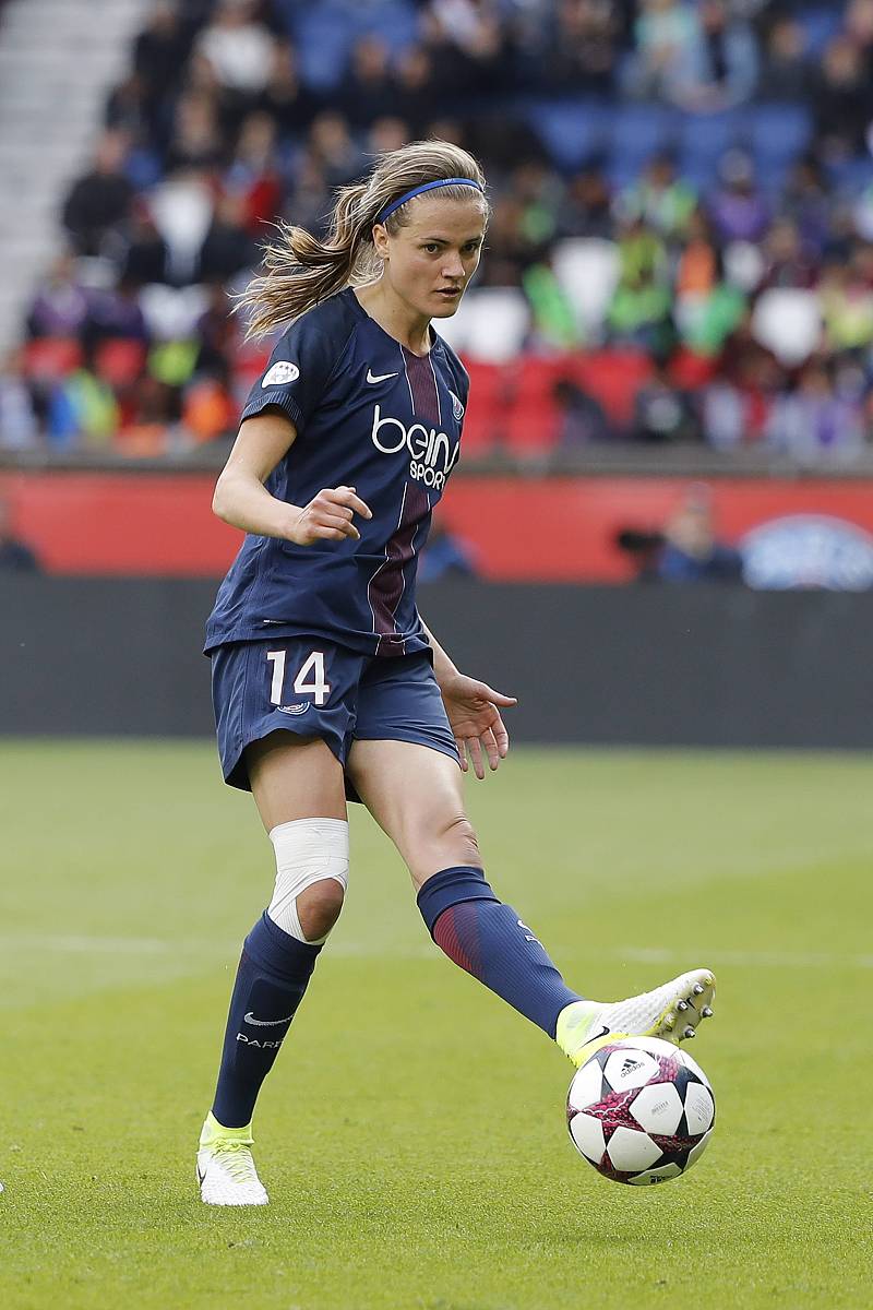 巴塞罗那训练开放日；今晨回应争议引欢呼；国王杯在即；心理建设被强调