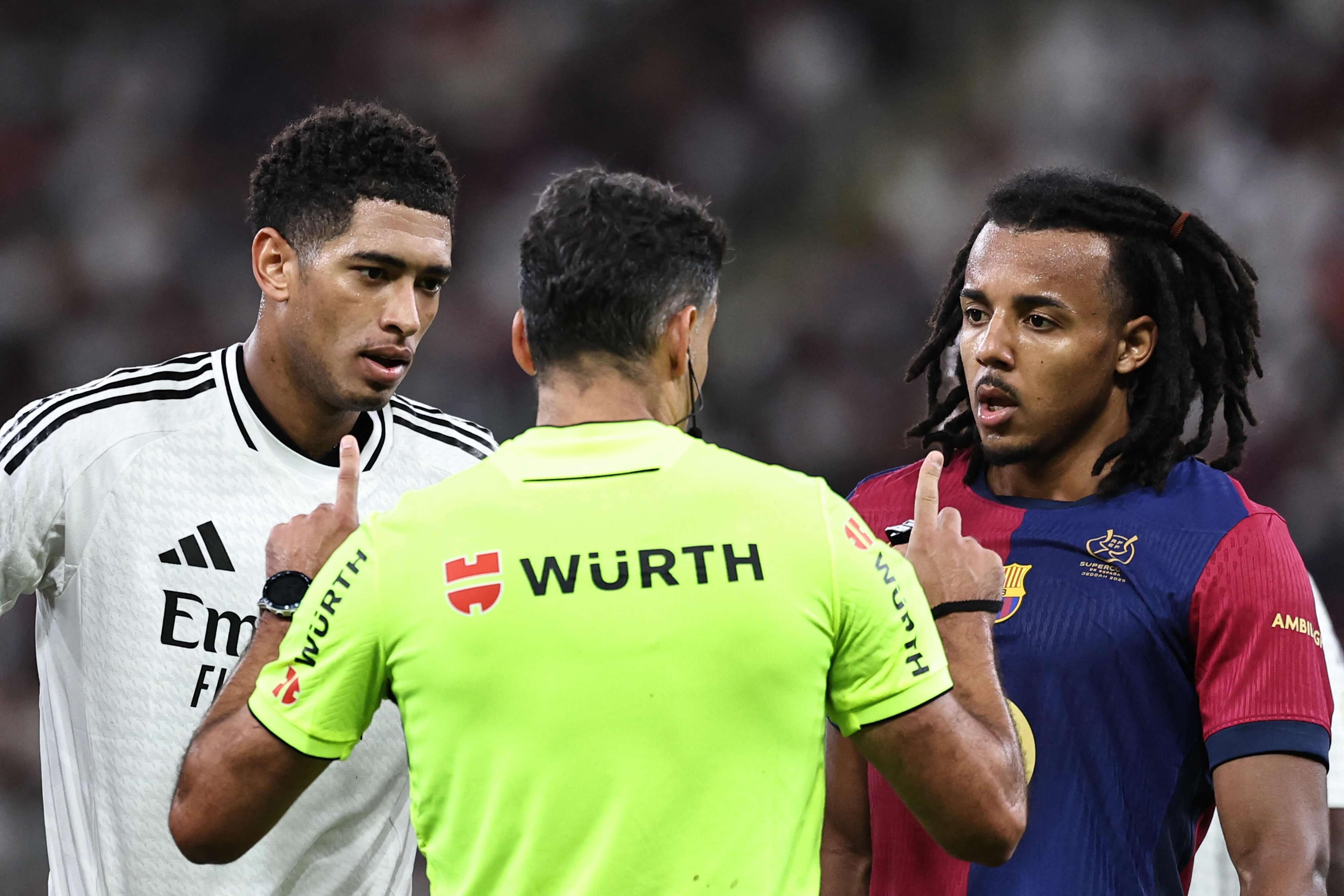 巴塞罗那训练开放日；今晨回应争议引欢呼；国王杯在即；心理建设被强调